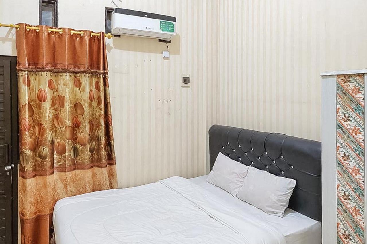 Icha Homestay Near Terminal Purabaya Madiun Extérieur photo